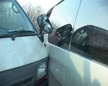 Микроавтобус пострадал в ДТП: водитель остановился, чтобы стать понятым в другой аварии