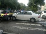 Машину такси отбросило на женщину в результате столкновения с легковушкой в Уссурийске