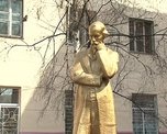 Пенсионер-энтузиаст реставрирует памятник Некрасову