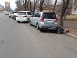 Водитель мотоцикла врезался в стоящую автомашину в Уссурийске