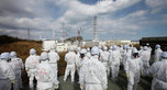 Защитная стена аварийной японской АЭС  Фукусима-1 наклонилась и треснула