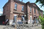 Работы по демонтажу кровли начались в доме по улице Достоевского в Уссурийске 