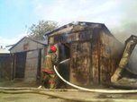 Огнеборцы Уссурийска потушили металлический гараж на улице Стаханова