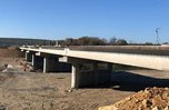 Строители моста в Кроуновку бетонируют дорожное полотно