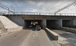 Грузовик эффектно протаранил мост в Уссурийске