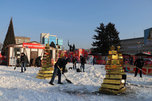 На центральную площадь Уссурийска завезли снег