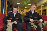 СВОими руками: суворовцы с депутатами сплели маскировочную сеть для наших бойцов