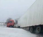 Большегруз перекрыл дорогу под Уссурийском: фура вылетела в кювет на скользкой трассе