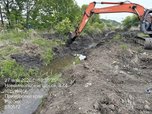Коммунальные службы города расчищают водоотводные лотки