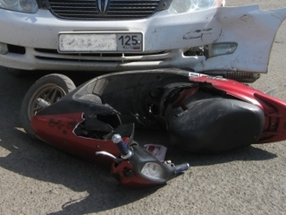 Два человека погибли в результате столкновения автомобиля с мопедом на трассе Уссурийск - Воздвиженка