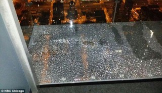 Стеклянный балкон чикагского небоскреба треснул под ногами туристов