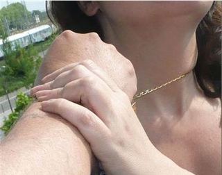 Житель Уссурийска сорвал с шеи девушки золотую цепочку
