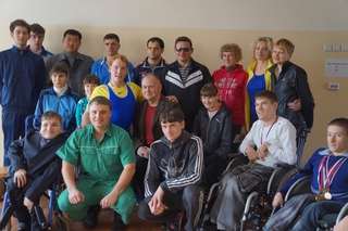 Чемпион мира по пауэрлифтингу провел встречу с инвалидами Уссурийска