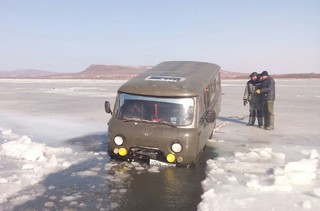 Уссуриец на машине провалился под лёд в бухте Песчаной