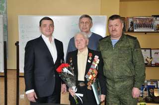 Глава администрации Уссурийска вручил 93-летнему ветерану восстановленный орден