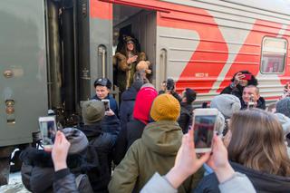 Владивостокские фанаты встретили Ольгу Бузову и ее медведей на вокзале