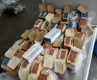 30 блоков сигарет обнаружили в хлебе уссурийские таможенники