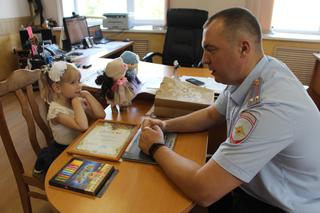 В полиции 6-летней Лизе из Уссурийска вручили диплом за куклу Поли