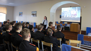 В Уссурийске транспортные полицейские провели «День правовых знаний» для воспитанников суворовского училища