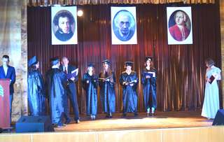 В Школе педагогики ДВФУ поздравили выпускников 2019 года