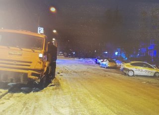 Таксист влетел под колеса КАМАЗа в Уссурийске