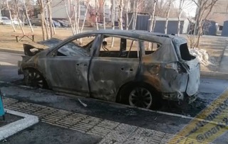 Всю ночь горел автомобиль в Уссурийске