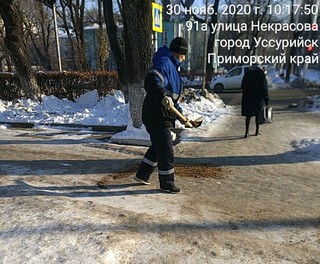 Более 50 человек задействовано на уборке тротуаров в Уссурийске