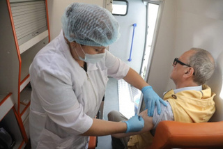 Первый мобильный пункт вакцинации от COVID-19 начал работу в Уссурийске