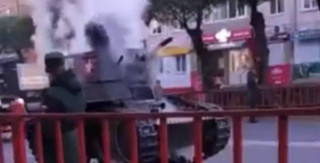 В Приморье на улице загорелся танк