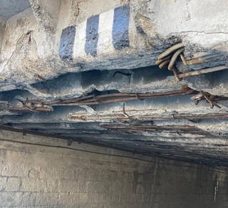 В Уссурийске с потолка туннеля на машину упал кусок плиты