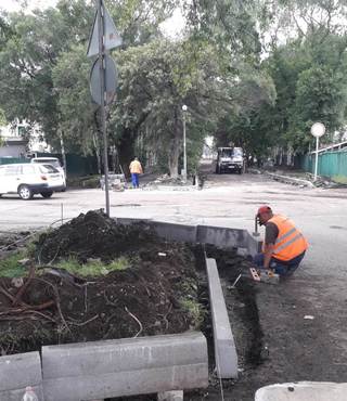 Улицу рядом с Вечным огнем ремонтируют в Уссурийске