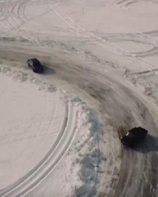 Валит дым из-под колес: уссурийские водители дрифтуют на замерзшем озере