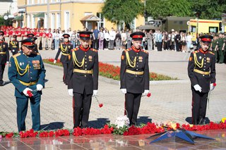 Красные гвоздики в память о земляках