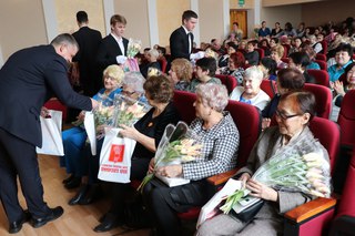 Общественных активисток округа поздравили с наступающим женским праздником