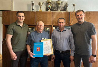 С юбилеем, легенда! Депутат Уссурийска поздравил мастера городошного спорта Бориса Степанова