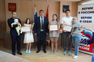 В Уссурийске вручили ключи от квартир детям-сиротам