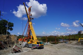 Новые опоры возводят для моста по улице Чичерина