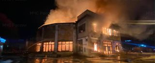 Пожар полностью уничтожил заброшенный цирк в Уссурийске