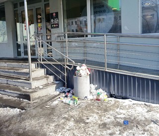 Администрация ведёт контроль за наличием и чистотой урн у торговых объектов Уссурийска