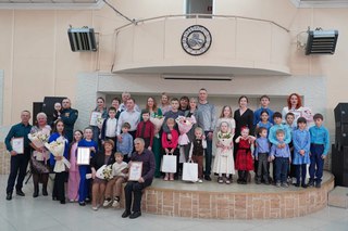 Хранители истинных ценностей: в Уссурийске наградили победителей конкурса &laquo;Семья года &mdash; 2026&raquo;